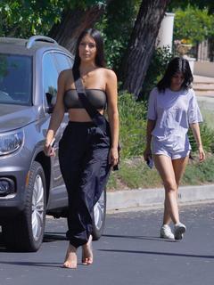 Kim Kardashian feet photo thumbnail