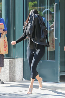 Kim Kardashian feet photo thumbnail