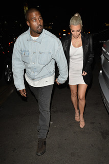 Kim Kardashian feet photo thumbnail