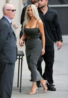Kim Kardashian feet photo thumbnail