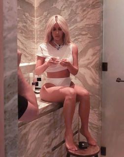 Kim Kardashian feet photo thumbnail