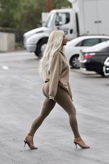 Kim Kardashian feet photo thumbnail