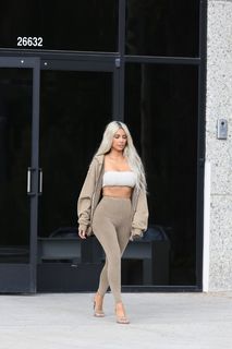 Kim Kardashian feet photo thumbnail