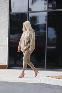 Kim Kardashian feet photo thumbnail