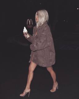 Kim Kardashian feet photo thumbnail