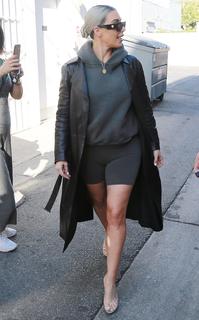 Kim Kardashian feet photo thumbnail