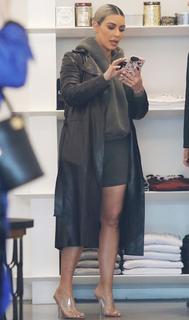 Kim Kardashian feet photo thumbnail