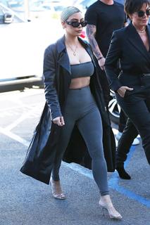 Kim Kardashian feet photo thumbnail