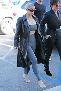 Kim Kardashian feet photo thumbnail