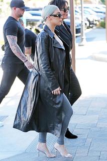 Kim Kardashian feet photo thumbnail