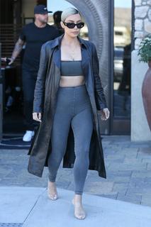 Kim Kardashian feet photo thumbnail