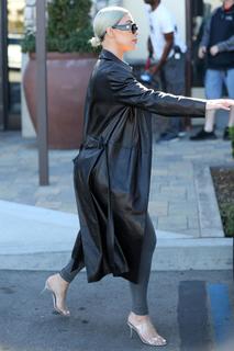 Kim Kardashian feet photo thumbnail