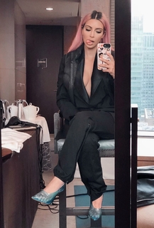 Kim Kardashian feet photo thumbnail