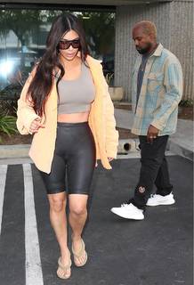 Kim Kardashian feet photo thumbnail