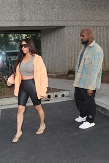 Kim Kardashian feet photo thumbnail
