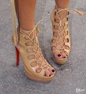 Kim Kardashian feet photo thumbnail