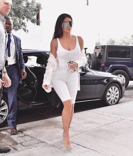 Kim Kardashian feet photo thumbnail