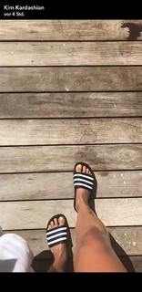 Kim Kardashian feet photo thumbnail