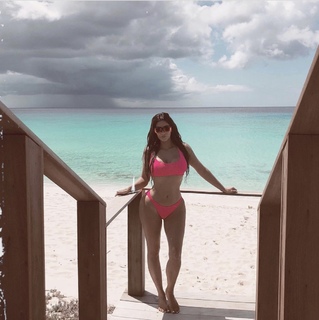 Kim Kardashian feet photo thumbnail