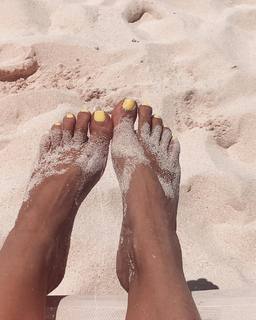 Kim Kardashian feet photo thumbnail