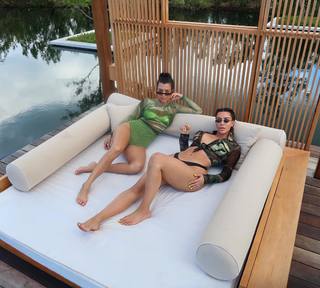 Kim Kardashian feet photo thumbnail