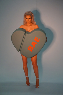 Kim Kardashian feet photo thumbnail