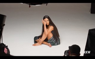 Kim Kardashian feet photo thumbnail