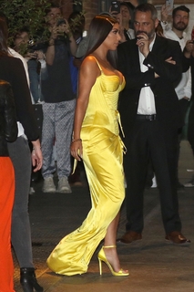 Kim Kardashian feet photo thumbnail