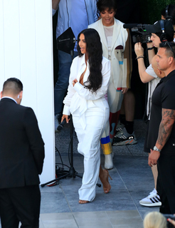 Kim Kardashian feet photo thumbnail