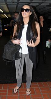 Kim Kardashian feet photo thumbnail