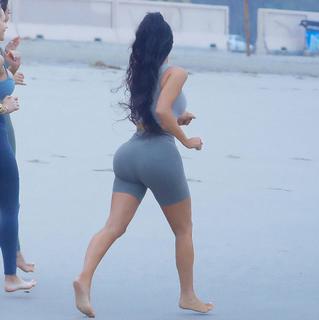 Kim Kardashian feet photo thumbnail