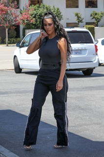 Kim Kardashian feet photo thumbnail
