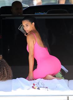 Kim Kardashian feet photo thumbnail