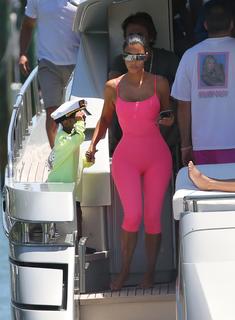 Kim Kardashian feet photo thumbnail