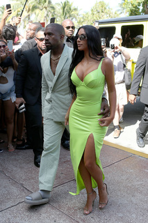 Kim Kardashian feet photo thumbnail