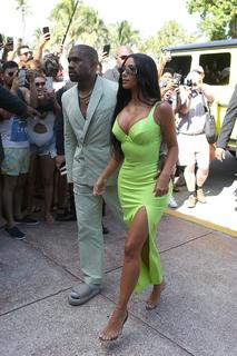 Kim Kardashian feet photo thumbnail