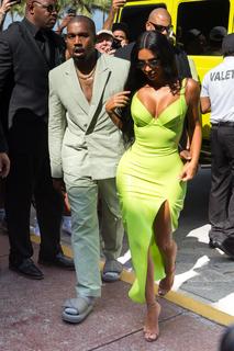 Kim Kardashian feet photo thumbnail