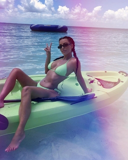 Kim Kardashian feet photo thumbnail