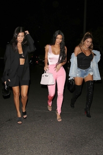 Kim Kardashian feet photo thumbnail