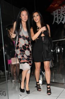 Kim Kardashian feet photo thumbnail