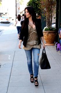 Kim Kardashian feet photo thumbnail