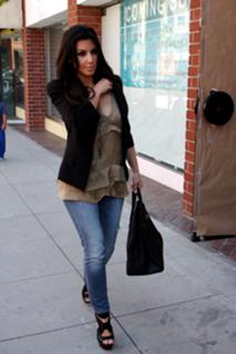 Kim Kardashian feet photo thumbnail