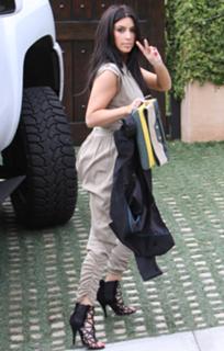 Kim Kardashian feet photo thumbnail