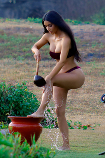 Kim Kardashian feet photo thumbnail