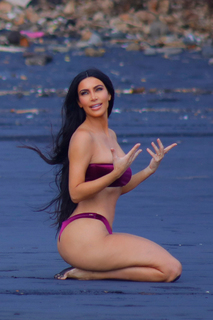 Kim Kardashian feet photo thumbnail
