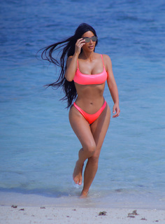 Kim Kardashian feet photo thumbnail