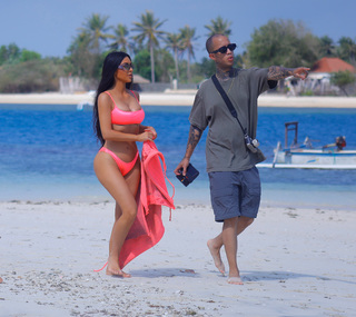 Kim Kardashian feet photo thumbnail