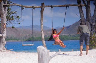 Kim Kardashian feet photo thumbnail