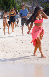 Kim Kardashian feet photo thumbnail