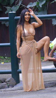 Kim Kardashian feet photo thumbnail